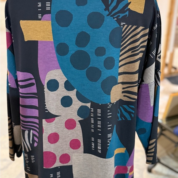 Abstract Patterned Women's Top - Picture 5 of 5